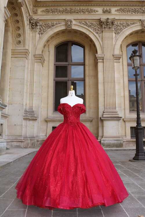 robe rouge à plumes