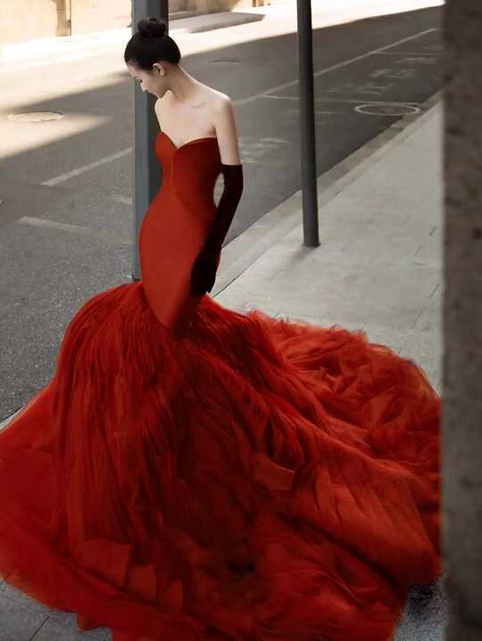 robe rouge à plumes